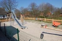Kinderspielplatz neben dem Haus